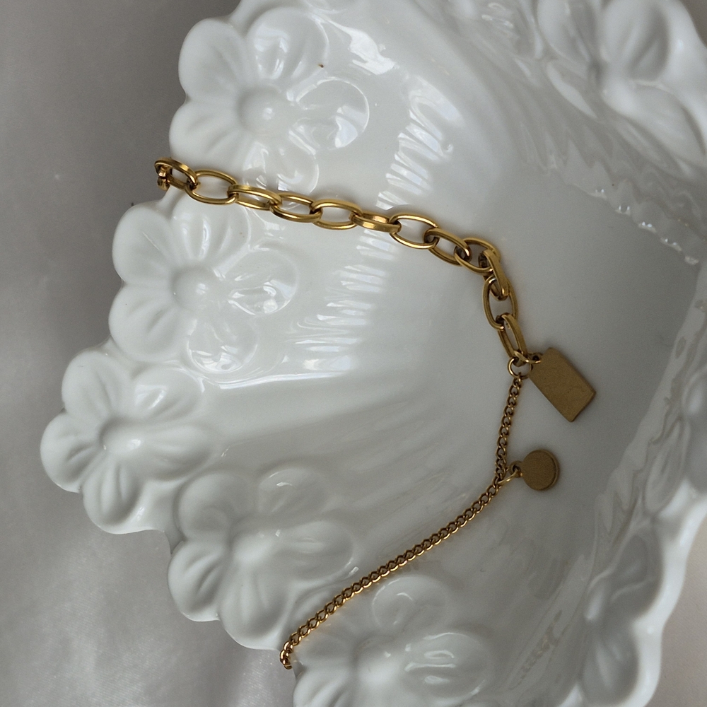 Elegant Gold Chain Bracelet